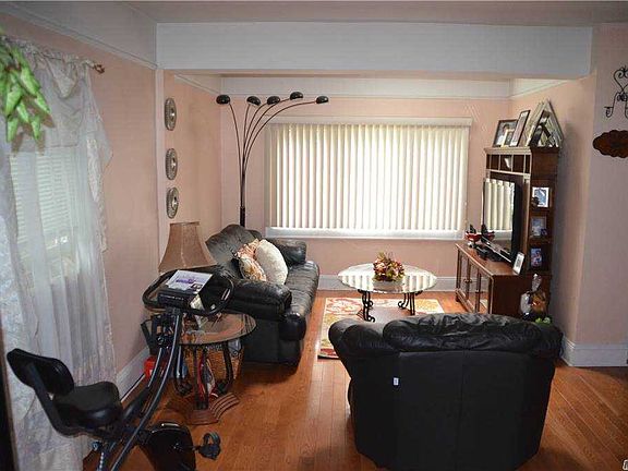 4th image of 542 New York Ave