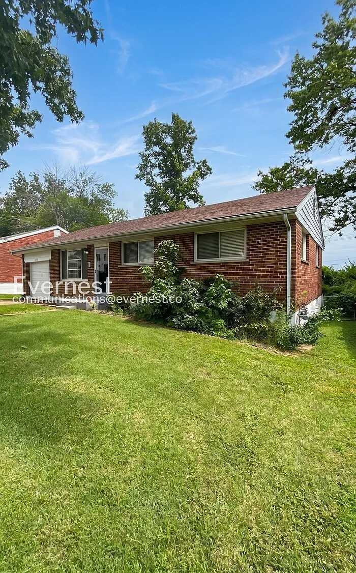 3 bed, 1.0 bath, 950 sqft, $1,375 — Photo 1