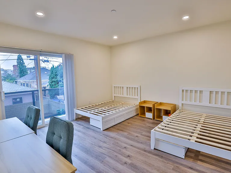1164 W 37th Pl — Photo 18
