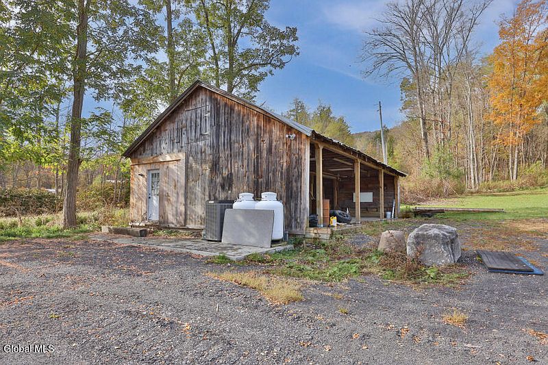 4th image of 1051 Ravine Road