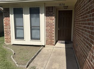 828 Lost Forest Dr, Arlington, TX 76011