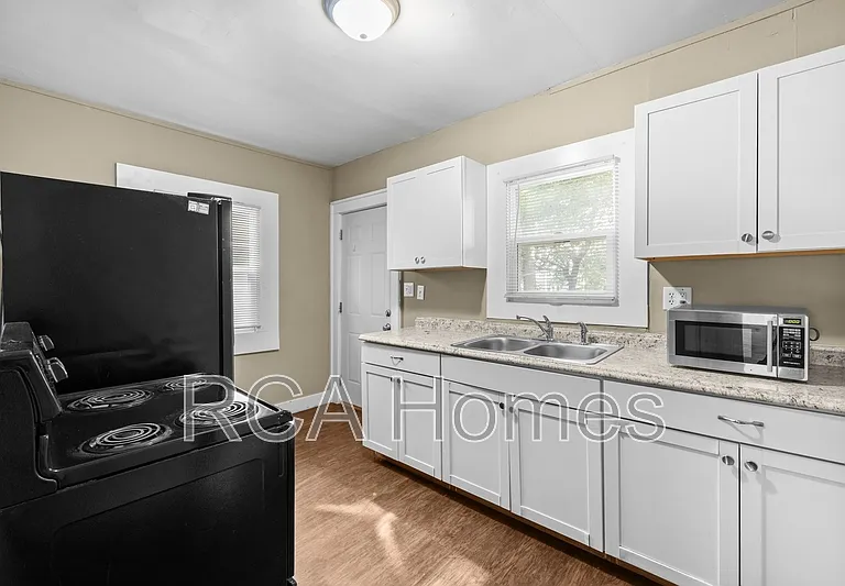4118 E Washington St — Photo 4