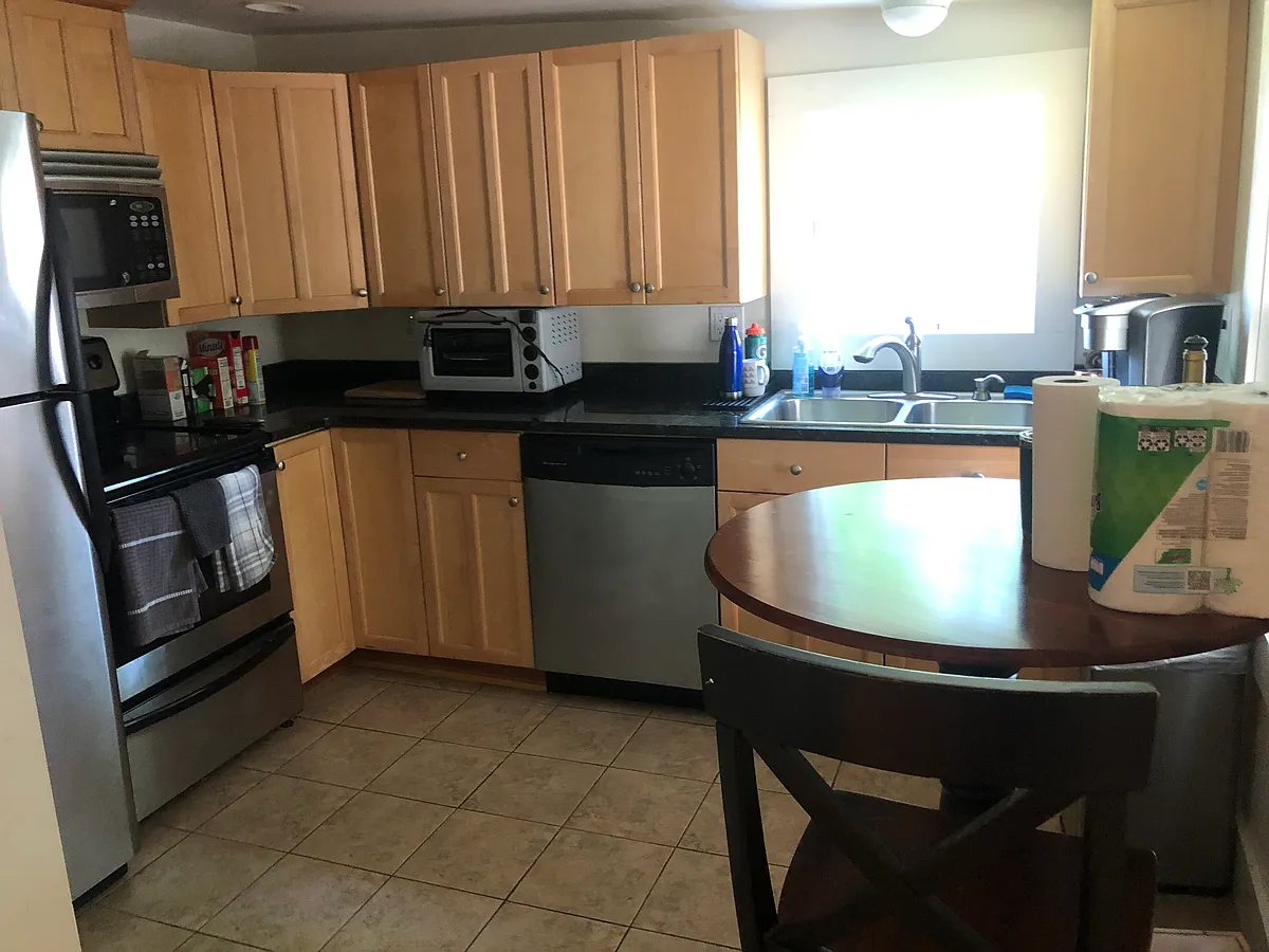 Eat-in kitchen - 826 State St #A