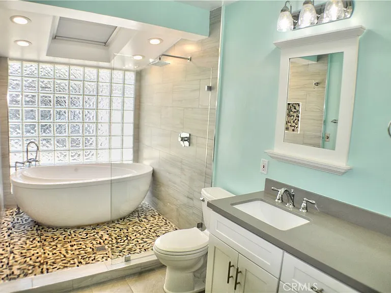 123 W Avenida Valencia — Photo 18