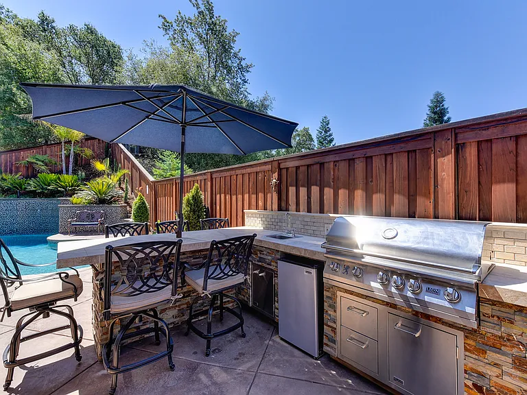 1410 W Colonial Pkwy — Photo 54