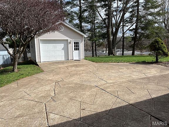 3rd image of 806 Camp St