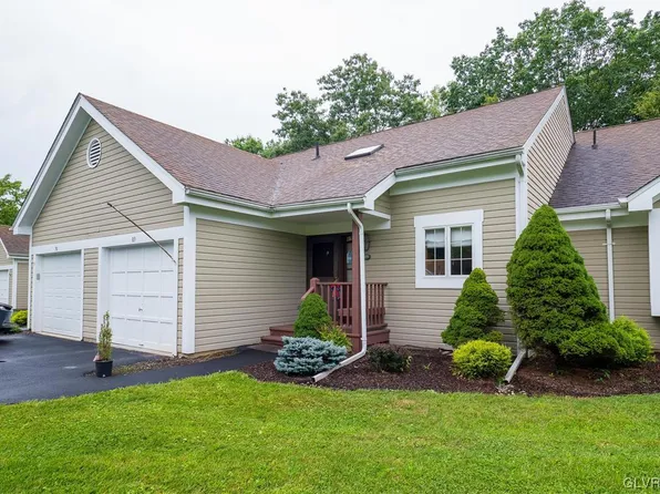 89 Village Dr, Stroudsburg, PA 18360