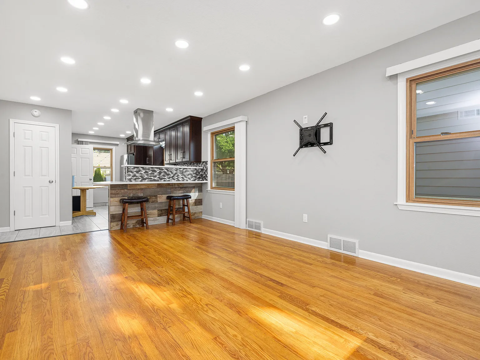3 bed, 1375 sqft, $3,200 — Photo 3