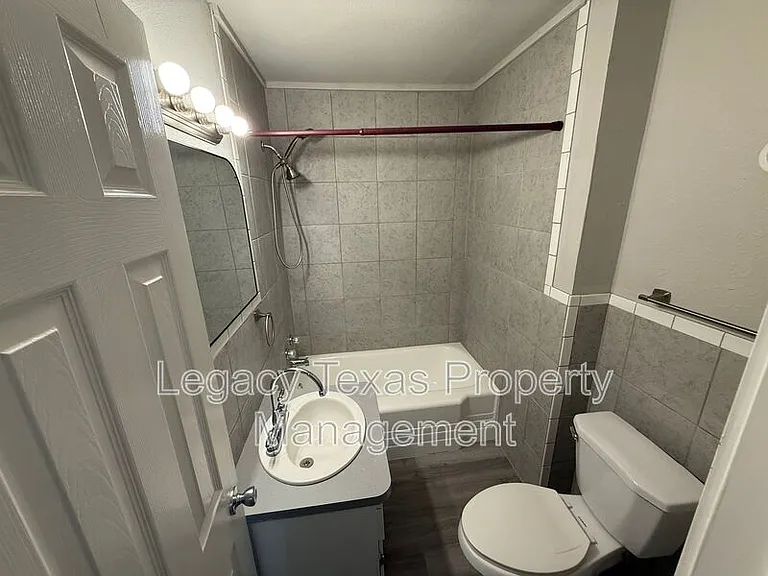 318 College St #B — Photo 11