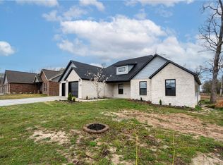 1392 E Crawford St, Gentry, AR 72734