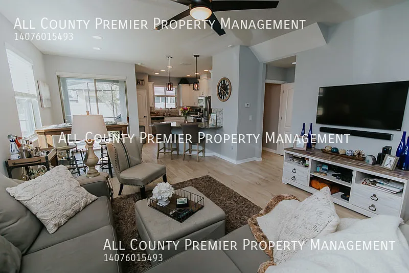 Nice 3 Bedroom 2.5 Bath Townhouse! Available Now! — Photo 4