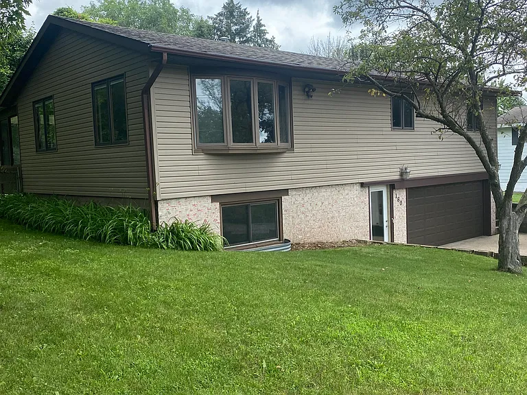 180 Campbell St S — Photo 11