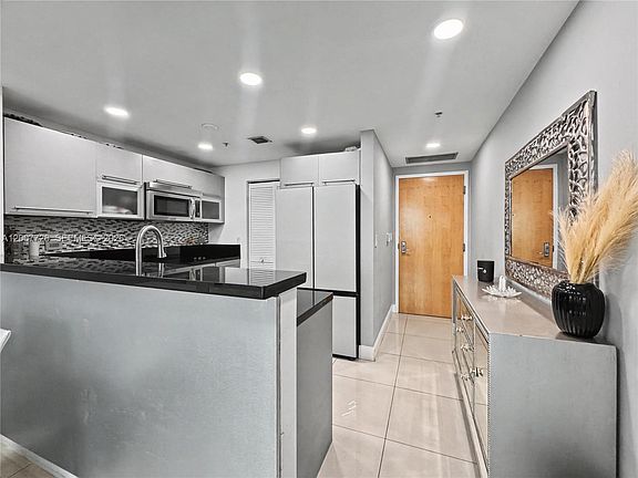 4th image of 253 NE 2nd St APT 1003