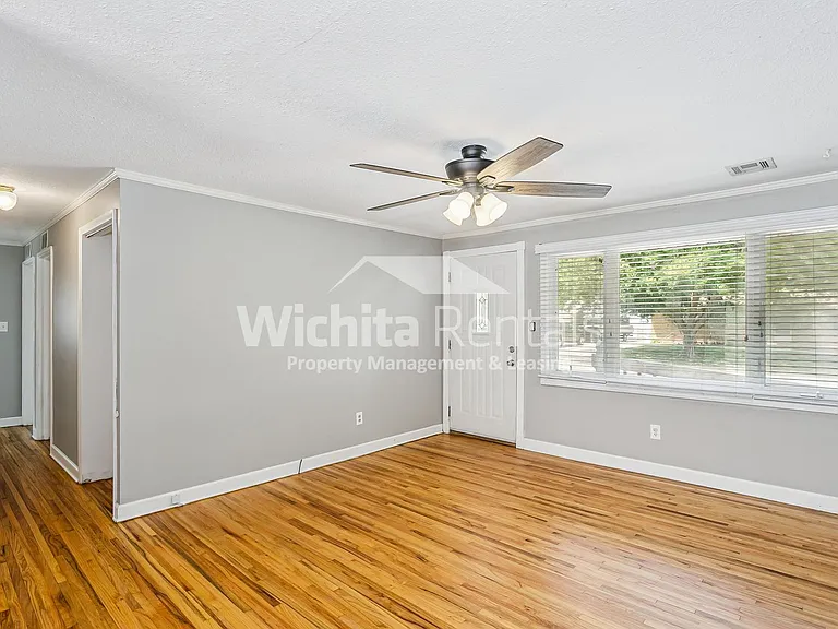 4536 S Glenn Ave — Photo 2