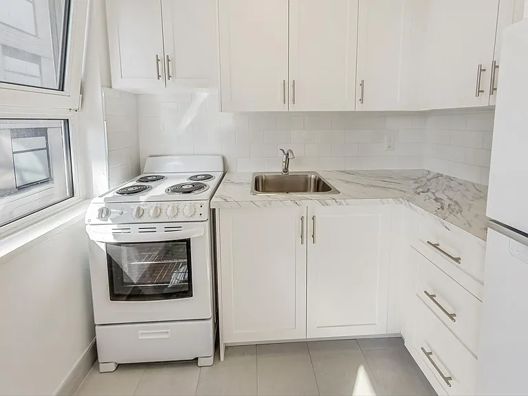 291 Avenue Rd — Photo 8