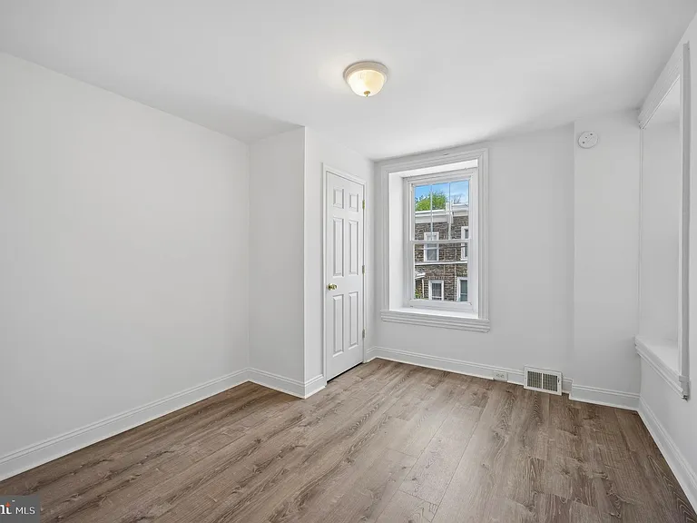 447 Dupont St — Photo 14