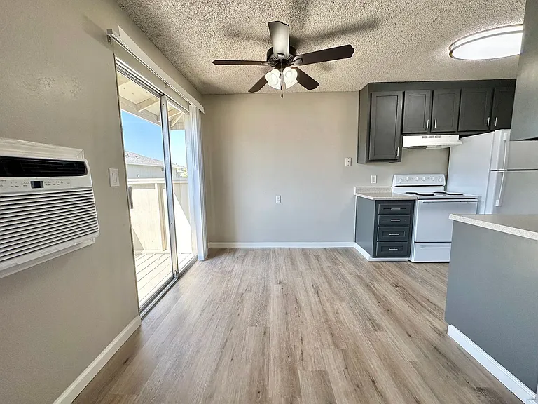 Oasis Apartments — Photo 5