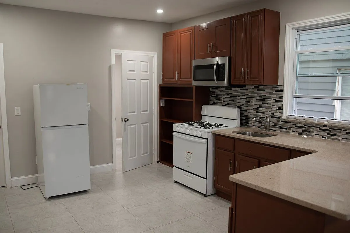 3 bed, 1.0 bath, 1200 sqft, $1,700 — Photo 1