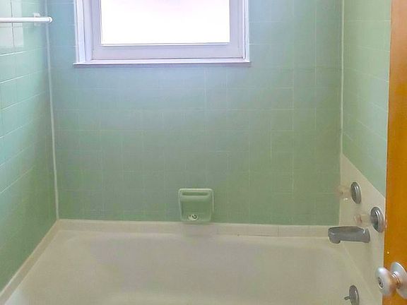5th image of 318 John St APT 4
