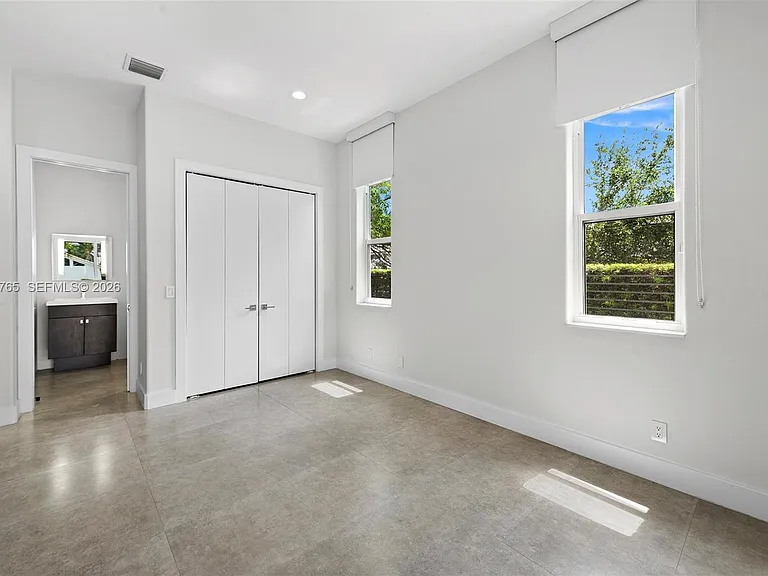 552 Palm Dr — Photo 23