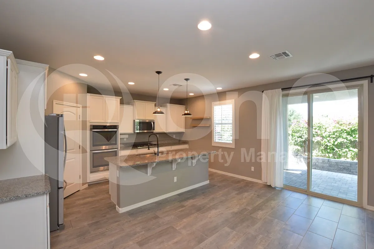 3 bed, 2.5 bath, 1923 sqft, $2,350 — Photo 3