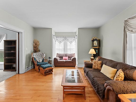 5th image of 708 Oak St