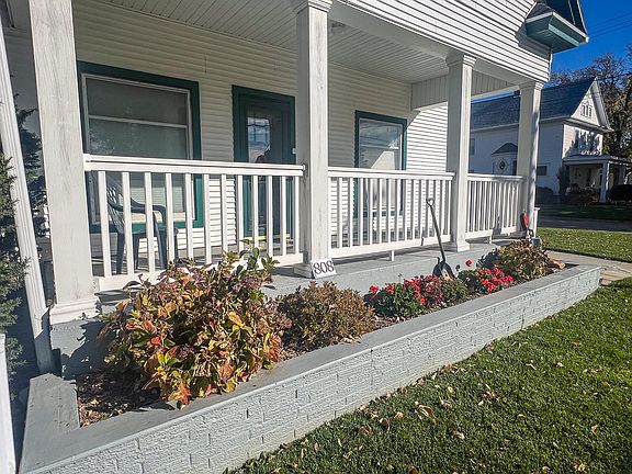 3rd image of 808 3rd St