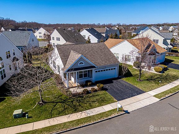 4th image of 39 Stony Path Dr