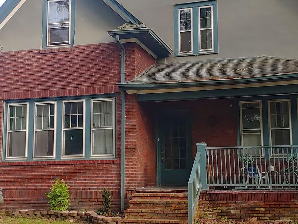 1923 construction in great walking neighborhood close to amenities