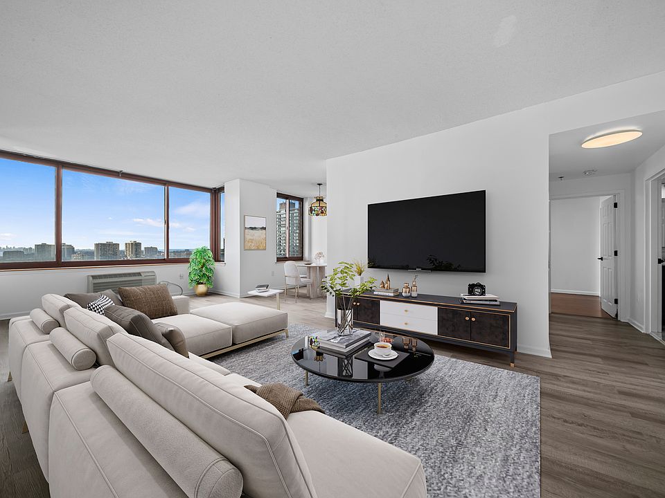 A STUNNING 2BR 2.5 BATH UNIT