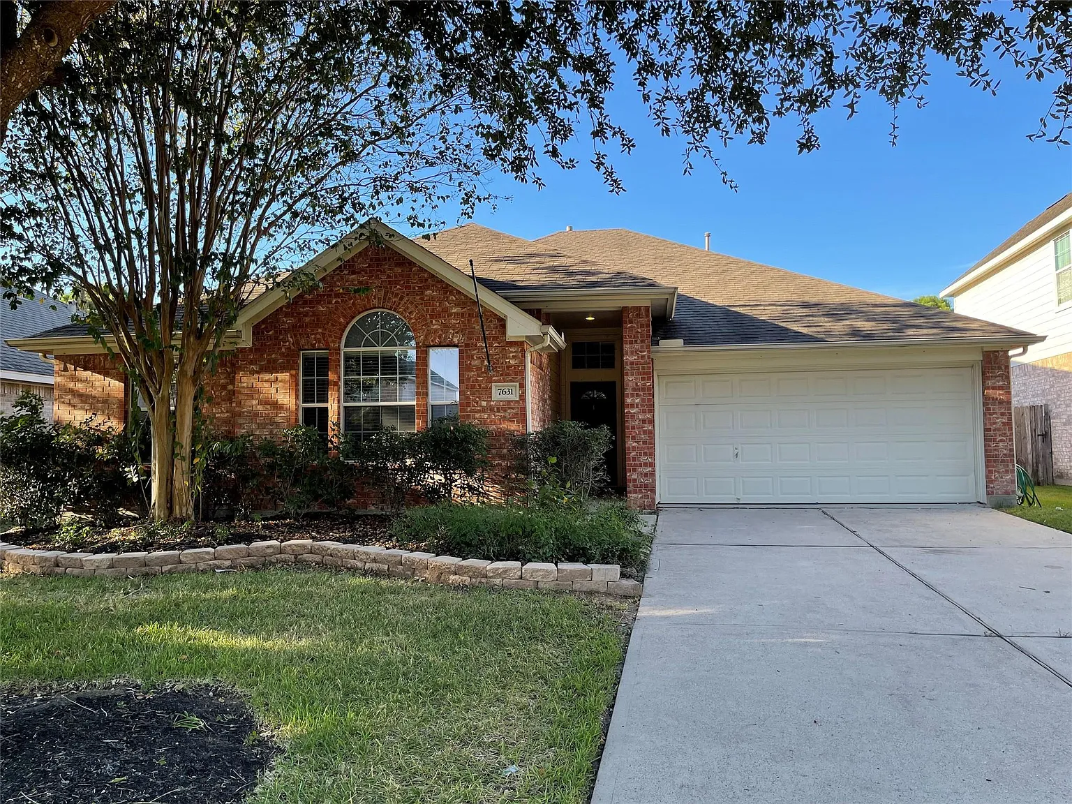3 bed, 2.0 bath, 2129 sqft, $2,100 — Photo 2