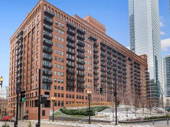 165 N Canal St APT 702, Chicago, IL 60606
