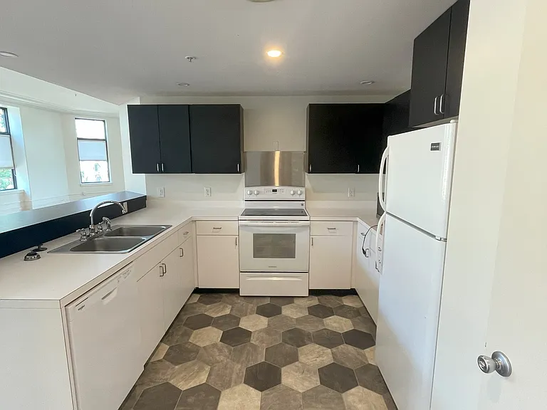 179 College St #1 — Photo 4