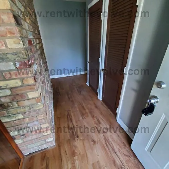 211 W Walnut St — Photo 10