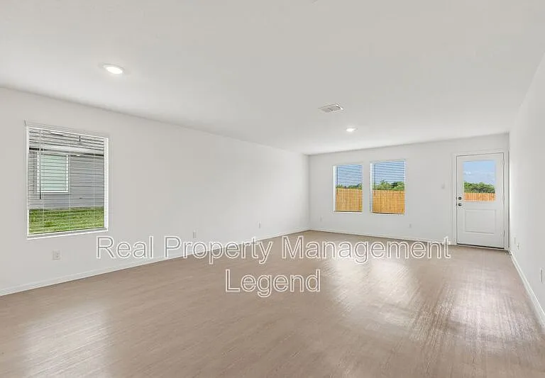 216 Asterwood Ln — Photo 22