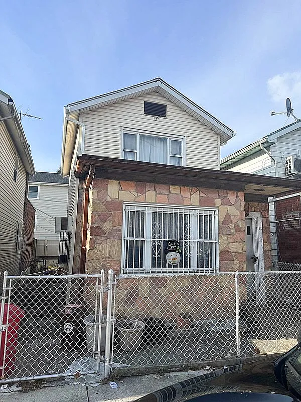 2684 E 12th St photo 1