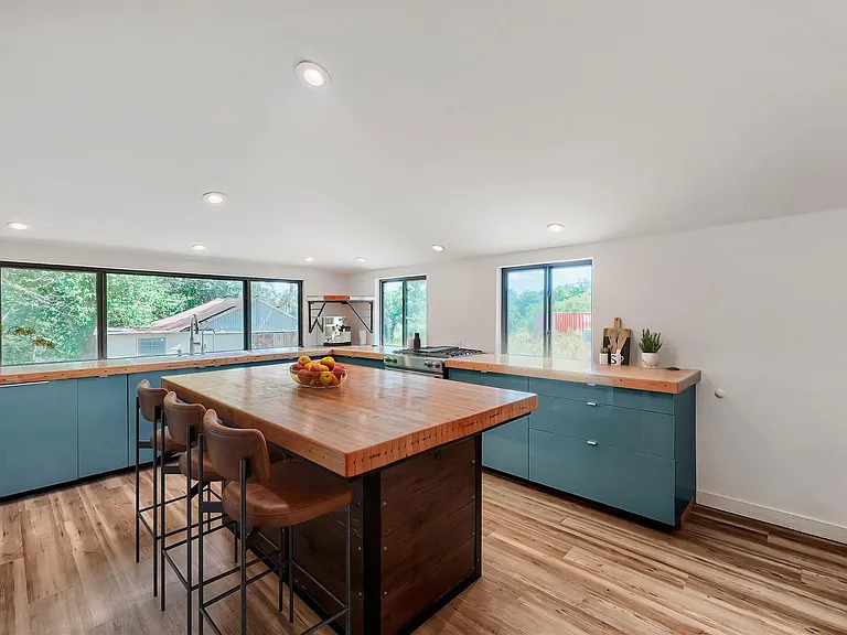 1321 W San Antonio St — Photo 3