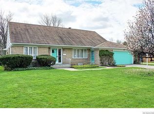 82 Brookedge Dr, Williamsville, NY