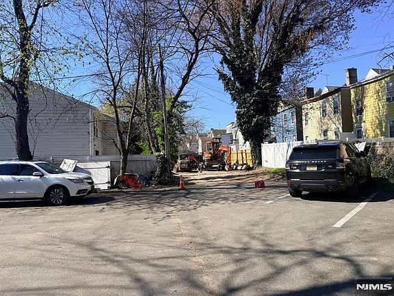5th image of 318 White St