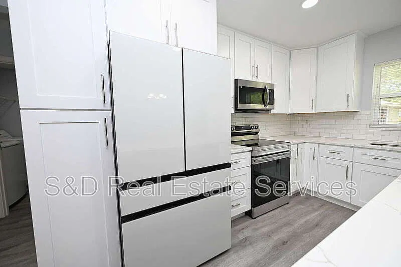 3 bed, 2.0 bath, 1320 sqft, $2,200 — Photo 4