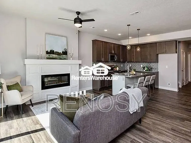 3635 NE Kara Ln — Photo 1