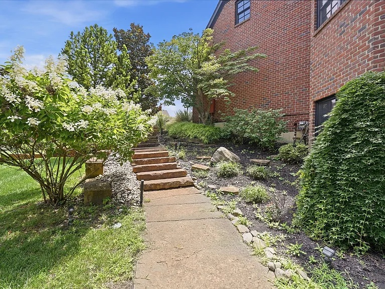 678 Canterbury Dr — Photo 46