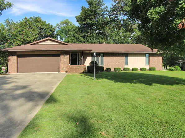 2225 Reynolds Dr, Charleston, IL 61920