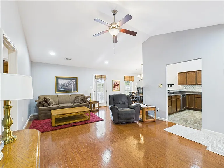 156 Stonefield Dr — Photo 5