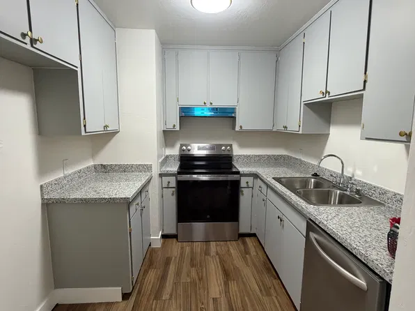 7004 N Half Moon Dr APT B, Bakersfield, CA 93309