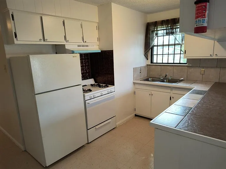 1332 Stilt St — Photo 7