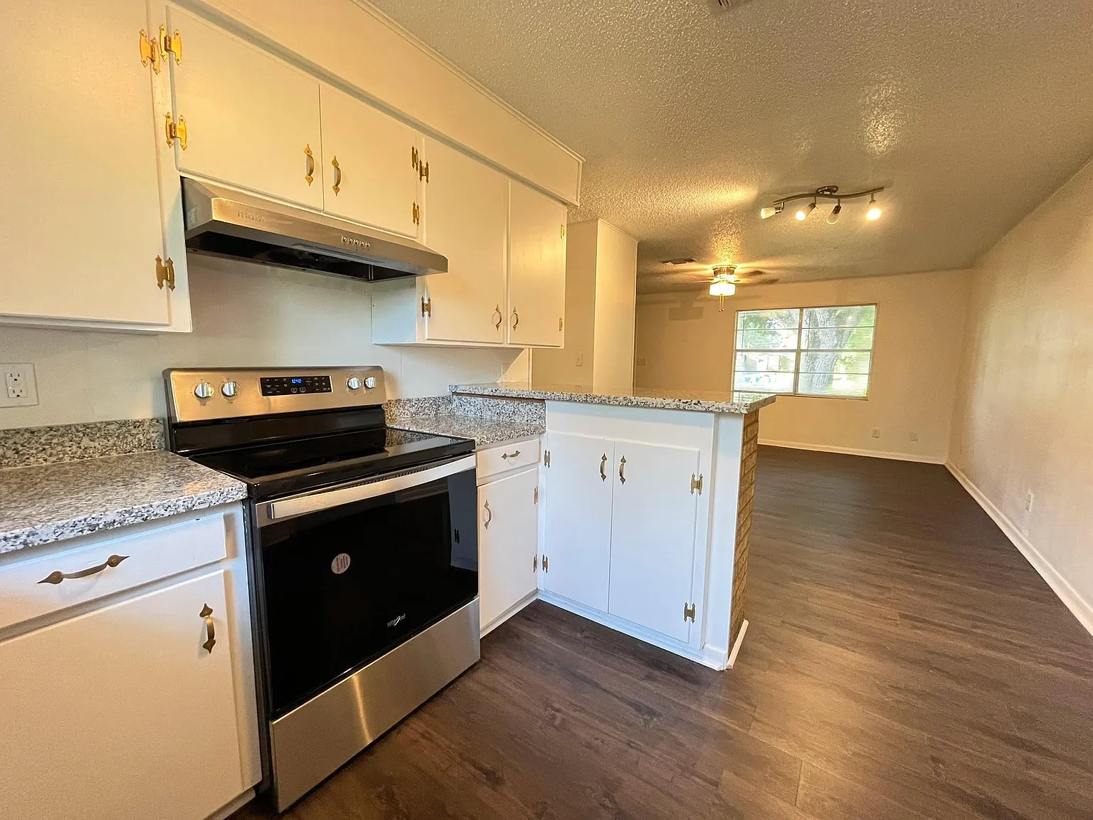 3 bed, 1.5 bath, 1050 sqft, $1,500 — Photo 4