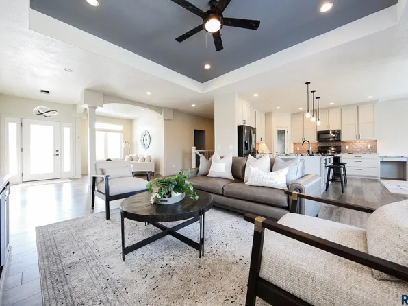 7408 W Rocky Ridge Cir, Sioux Falls, SD 57106