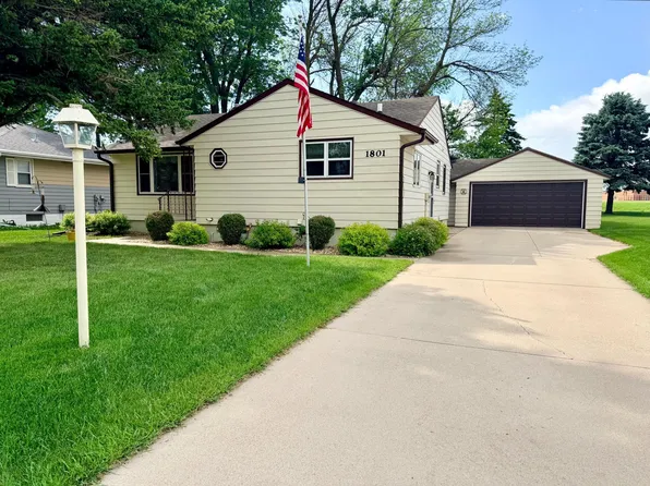 1801 S Shore Dr, Worthington, MN 56187