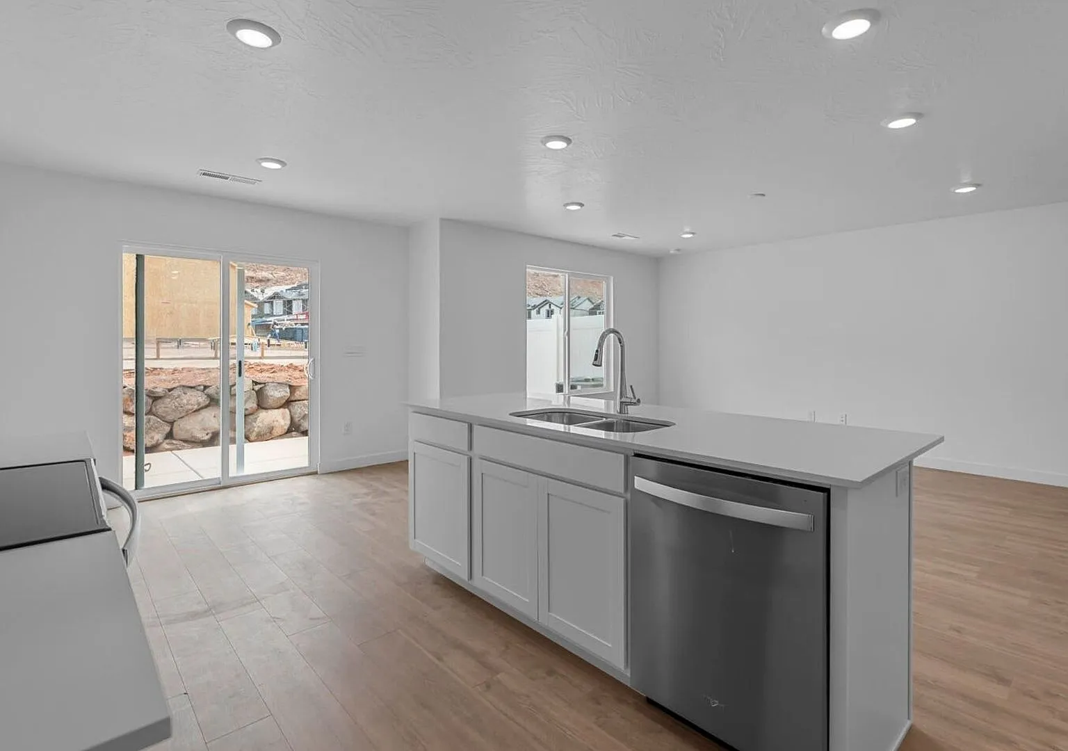 Your New Home Awaits! Pet Friendly Home In Long Valley! — Photo 3